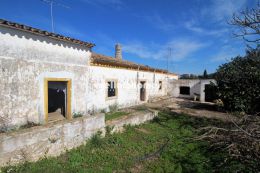 Grande terreno com casas velhas perto de Vilamoura